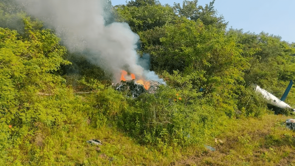 Helicopter crashes at Bavdhan, Pune; 2 pilots and 1 engineer died.